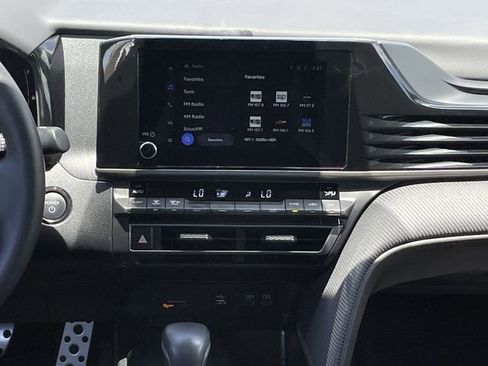 Used 2025 Toyota Camry SE FWD image 16