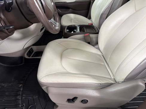 Used 2018 Chrysler Pacifica Touring-L FWD image 11