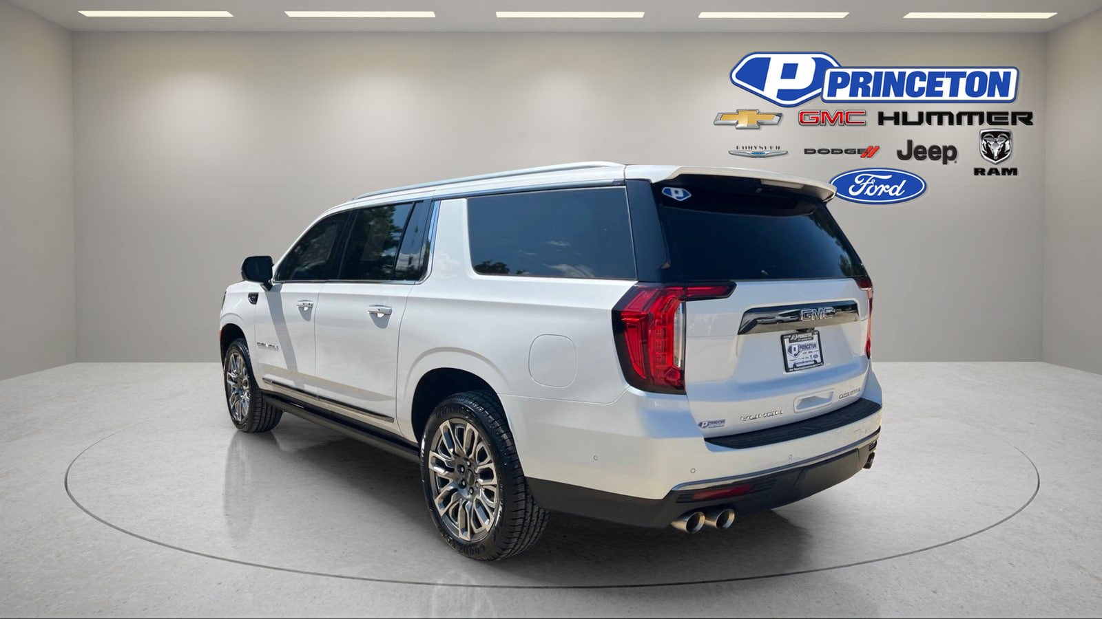 Used 2023 GMC Yukon XL Denali Ultimate w/ LPO, Floor Liner Package AWD/4WD image 5