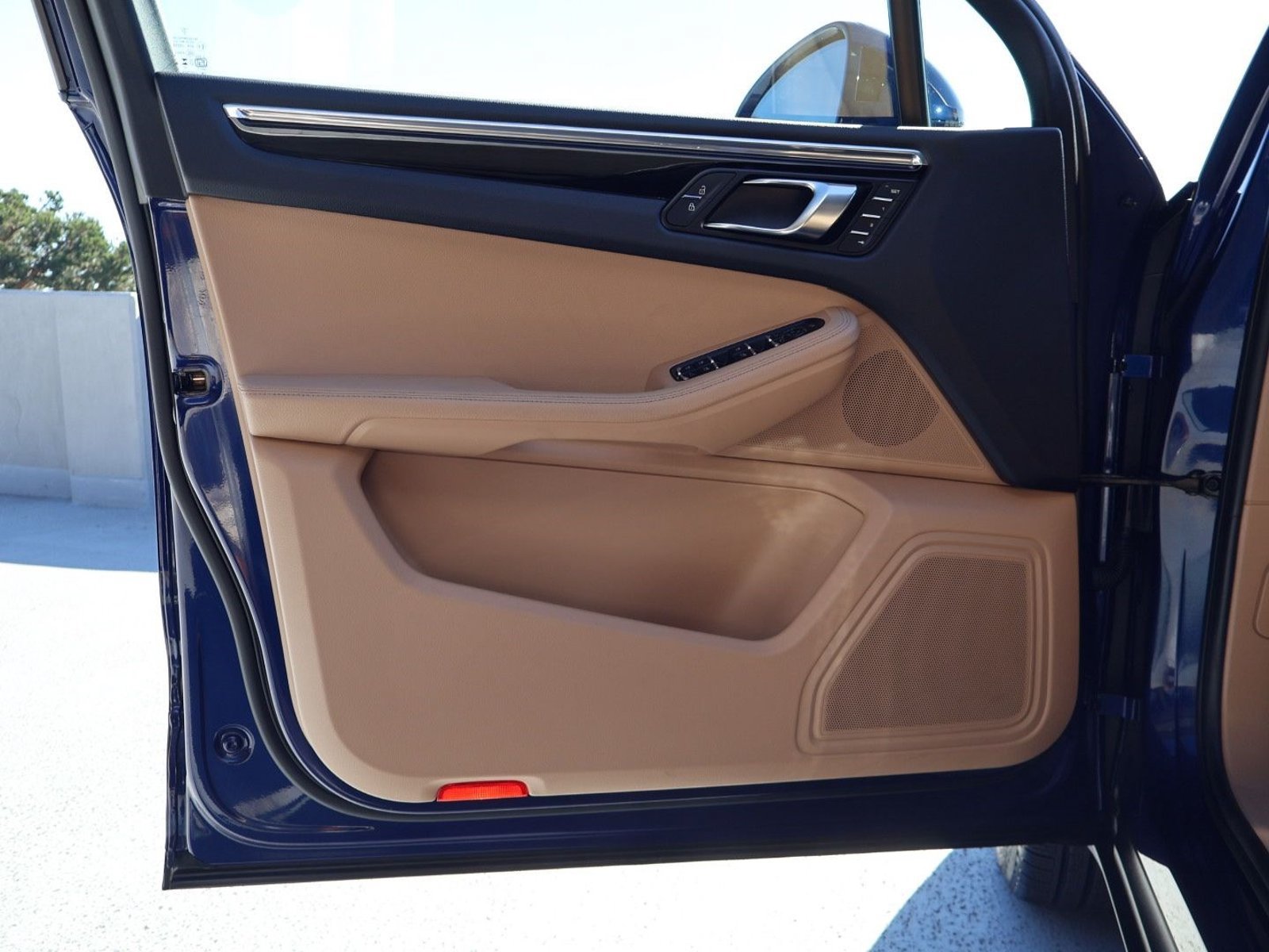 Certified 2025 Porsche Macan AWD/4WD image 14