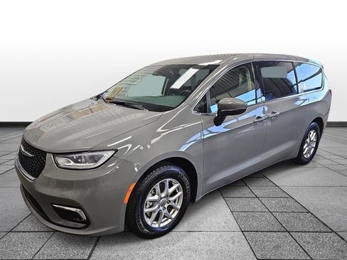 Used 2023 Chrysler Pacifica Touring-L FWD image 1