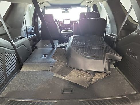Used 2022 GMC Yukon SLT w/ SLT Premium Package AWD/4WD image 3