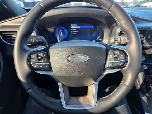 Certified 2023 Ford Explorer Platinum w/ Technology Package image 11