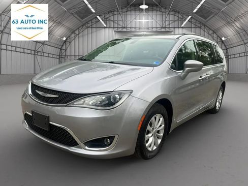 Used 2017 Chrysler Pacifica Touring-L FWD image 1