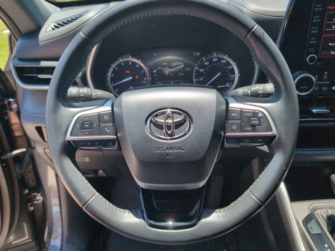 Used 2022 Toyota Highlander XSE AWD/4WD image 17
