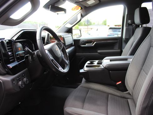 Used 2024 Chevrolet Silverado 1500 LT w/ Z71 Off-Road Package AWD/4WD image 11