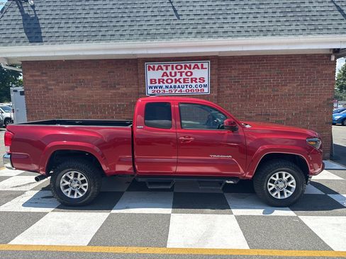 Used 2017 Toyota Tacoma SR5 w/ Tow Package AWD/4WD image 2