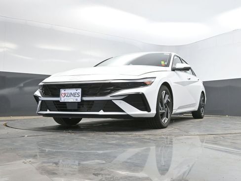 Used 2024 Hyundai Elantra Limited FWD image 34