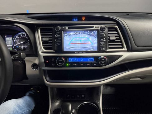 Used 2019 Toyota Highlander XLE AWD/4WD image 12