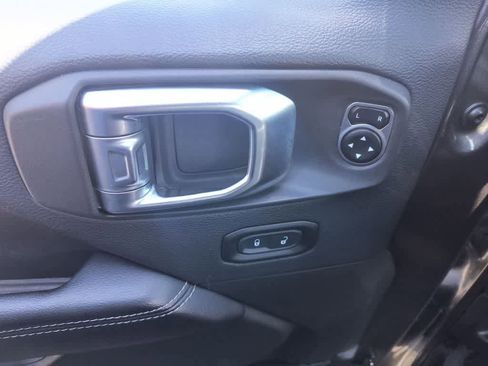 Used 2018 Jeep Wrangler Unlimited Sahara AWD/4WD image 13