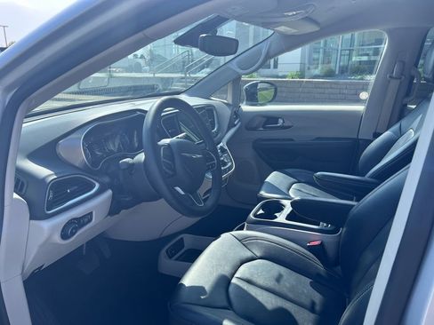 Used 2024 Chrysler Pacifica Touring-L image 9