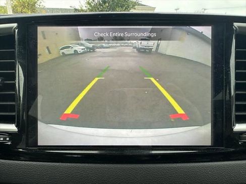 Certified 2024 Chrysler Pacifica Touring-L image 6