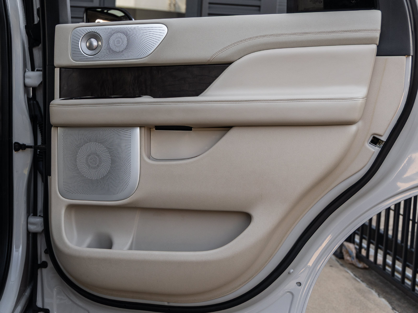 Used 2021 Lincoln Navigator Reserve w/ Luxury Package RWD image 35