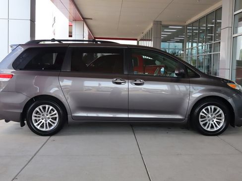 Used 2014 Toyota Sienna XLE w/ XLE Premium Package FWD image 11