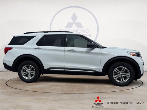 Used 2022 Ford Explorer XLT image 2