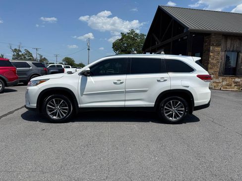 Used 2019 Toyota Highlander XLE AWD/4WD image 3