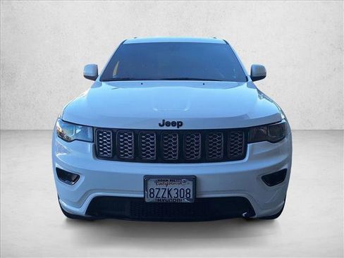 Used 2021 Jeep Grand Cherokee Laredo X image 2