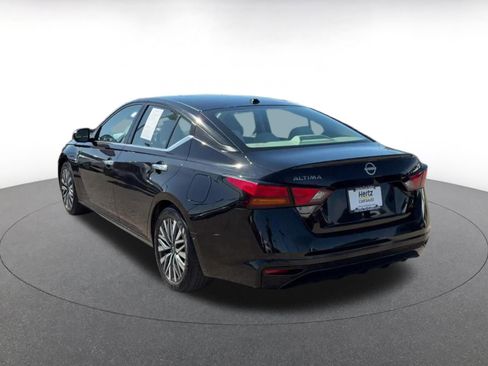 Used 2025 Nissan Altima 2.5 SV FWD image 11