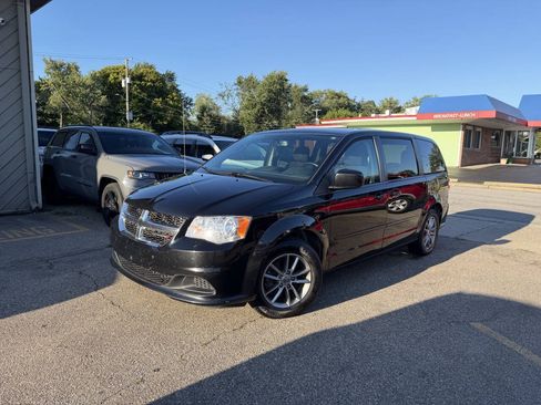 Used 2015 Dodge Grand Caravan SE FWD image 2