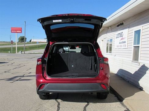 Used 2020 Toyota Highlander XLE image 9