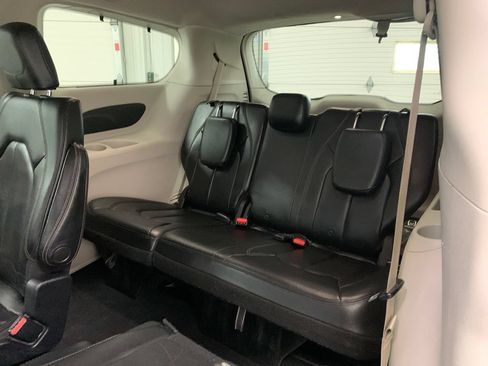 Used 2020 Chrysler Pacifica Touring-L FWD image 22