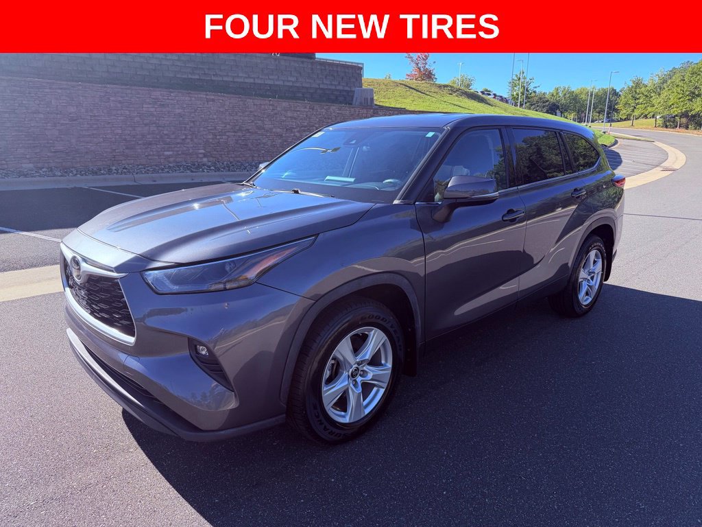 Used 2022 Toyota Highlander LE AWD/4WD image 3