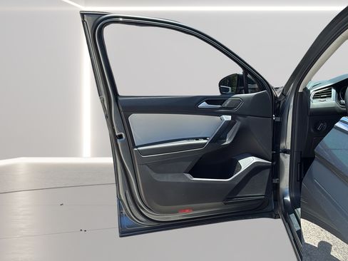 Used 2021 Volkswagen Tiguan SE w/ Panoramic Sunroof Package FWD image 11