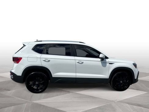 Used 2022 Volkswagen Taos SE w/ Panoramic Sunroof Package image 9