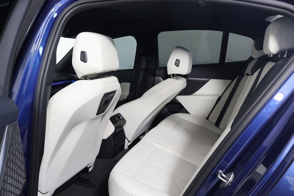 Used 2024 BMW i5 eDrive40i w/ Premium Package RWD image 11