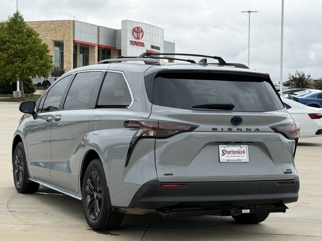 Used 2024 Toyota Sienna XLE Woodland Edition AWD/4WD image 4