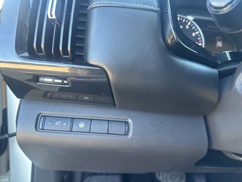 Used 2022 Nissan Pathfinder SV image 40