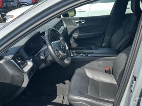 Used 2025 Volvo XC60 B5 Core AWD/4WD image 2