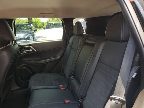 Used 2023 Mitsubishi Outlander SE FWD image 14