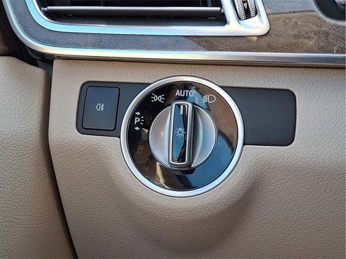 Used 2014 Mercedes-Benz E 350 4MATIC Sedan image 25
