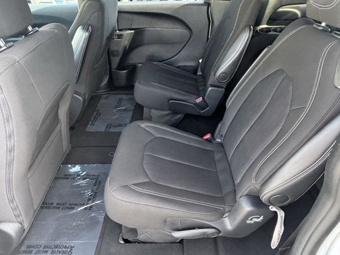 Used 2024 Chrysler Pacifica Touring FWD image 14