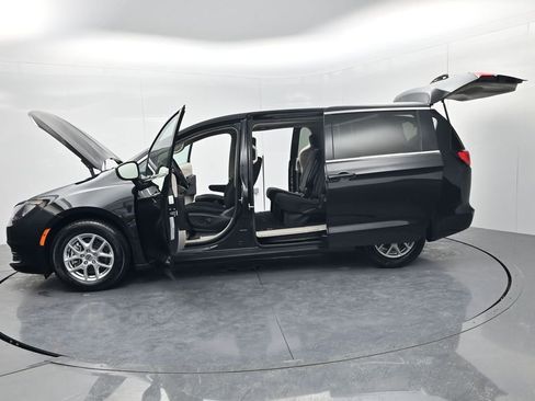 Used 2023 Chrysler Voyager LX image 63