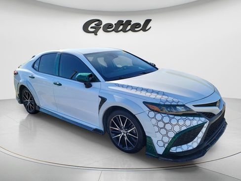 Used 2021 Toyota Camry SE image 3
