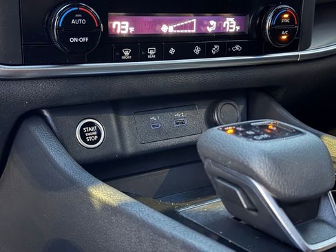 Used 2023 Nissan Rogue SV image 36