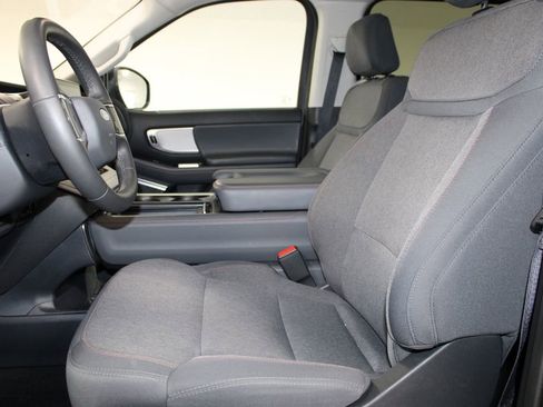 Used 2025 Ford Expedition Active image 18