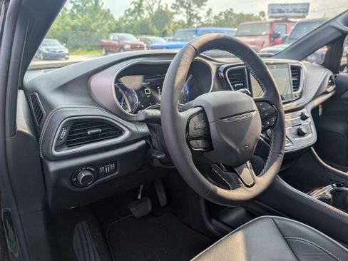 New 2027 Chrysler Pacifica Limited FWD image 33