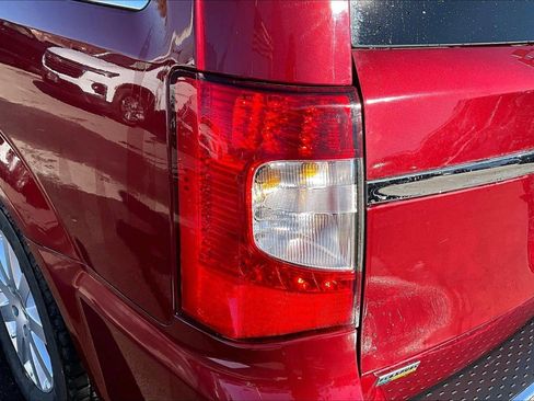 Used 2016 Chrysler Town & Country Touring image 23