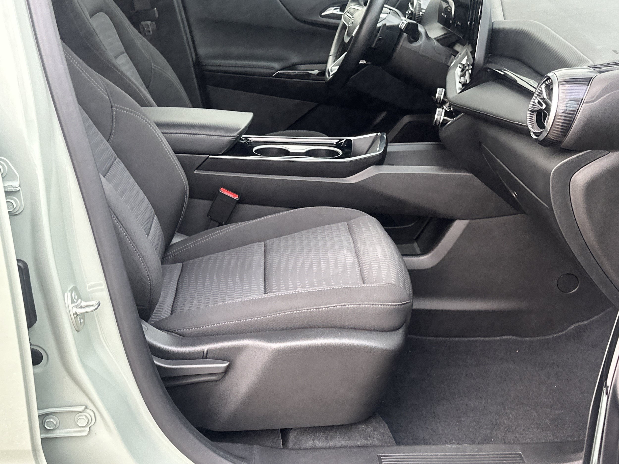 Used 2025 Chevrolet Equinox LT w/ Midnight Edition FWD image 13
