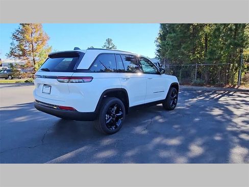 New 2025 Jeep Grand Cherokee Altitude image 33