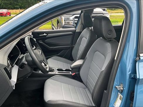 Used 2025 Volkswagen Jetta SE FWD image 21