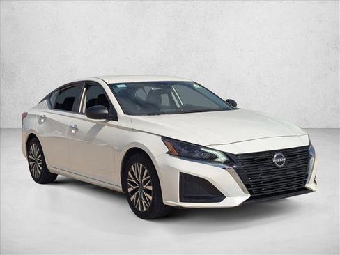 Used 2025 Nissan Altima 2.5 SV image 3