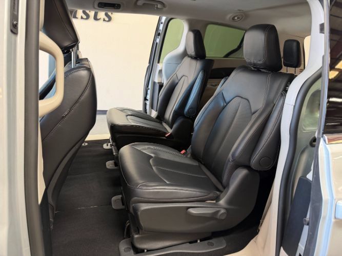 Used 2024 Chrysler Pacifica Limited FWD image 27