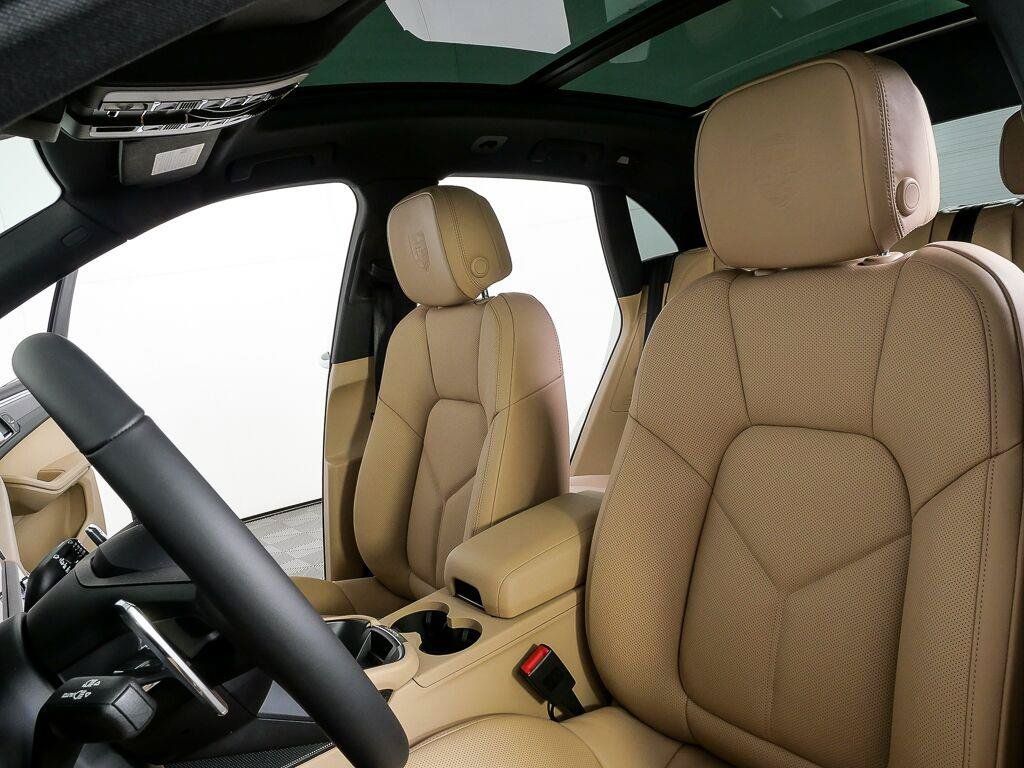 Certified 2026 Porsche Macan AWD/4WD image 5