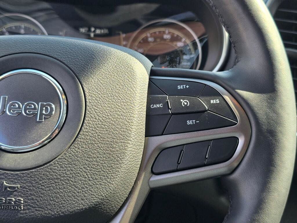 Used 2019 Jeep Cherokee Latitude w/ Cold Weather Group FWD image 20