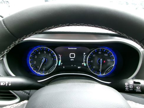 New 2026 Chrysler Pacifica Select image 8