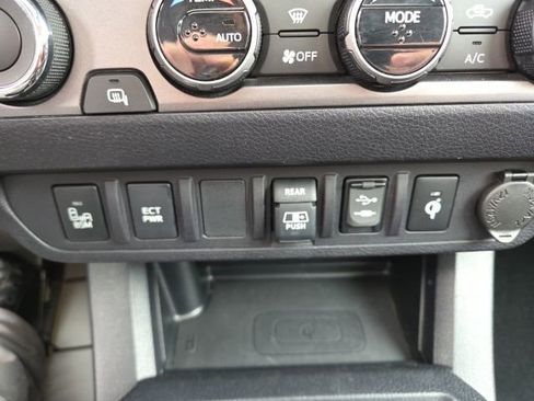 Used 2018 Toyota Tacoma TRD Sport image 16